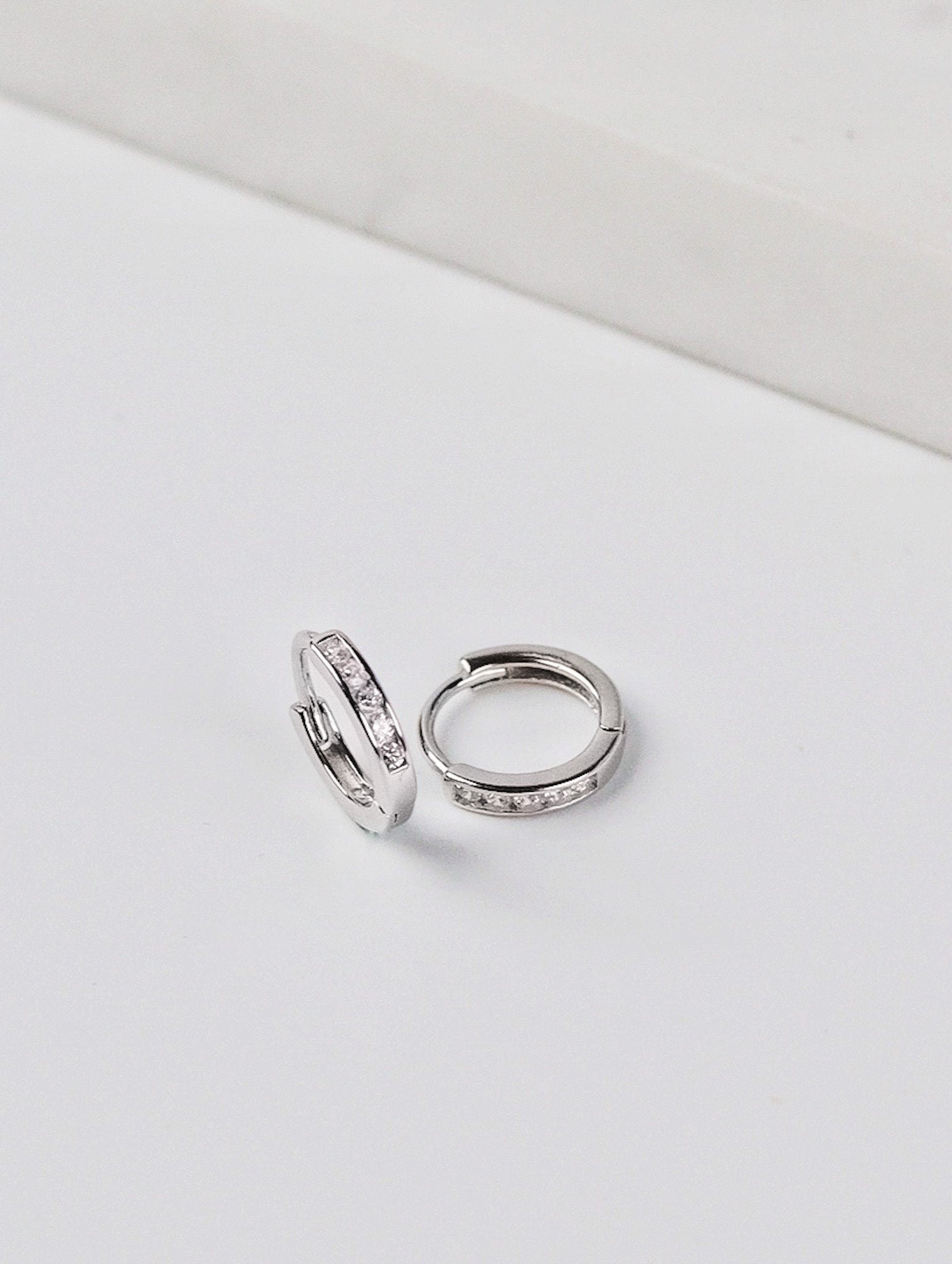 Eterna  Huggie Hoops